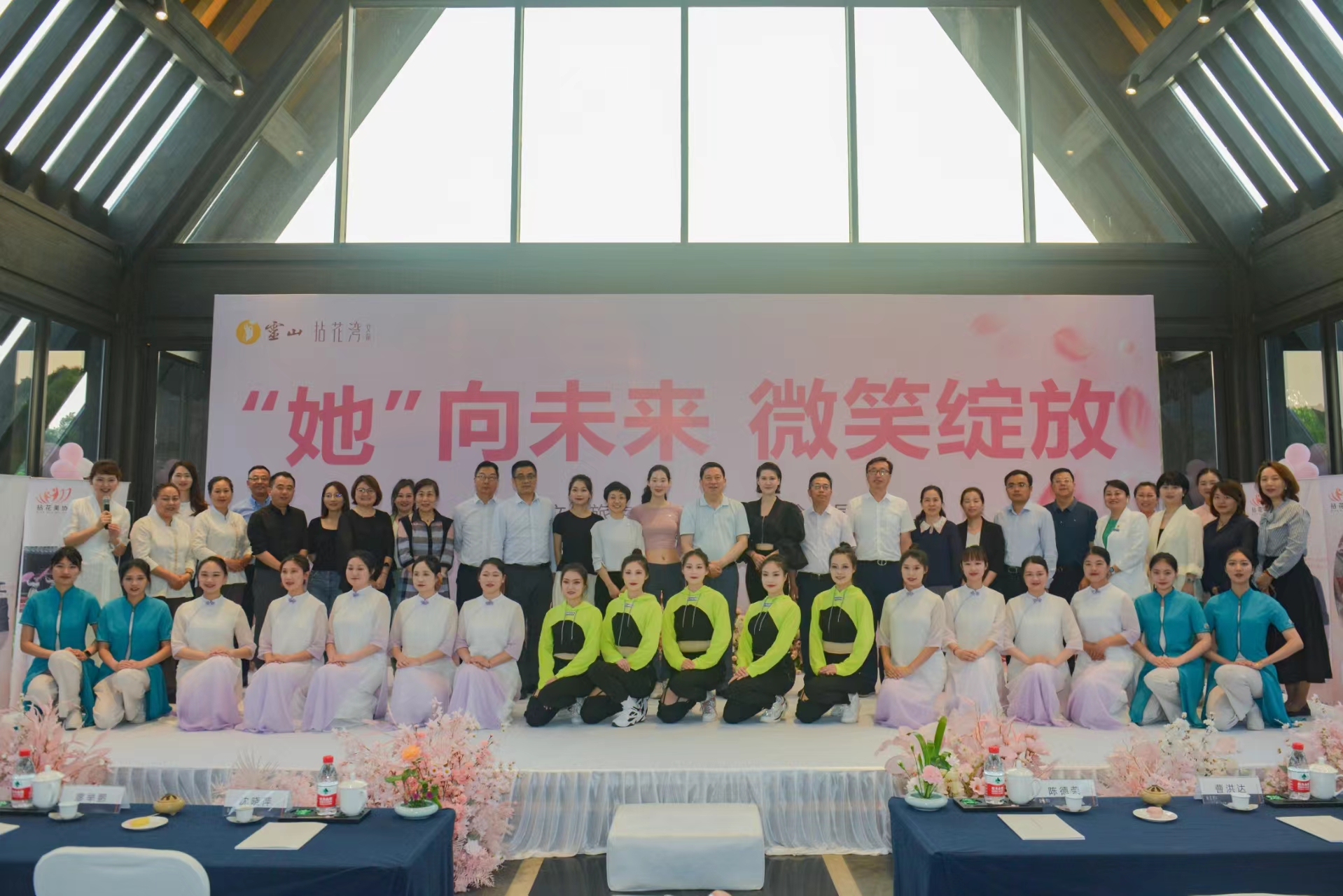 1656297774536219.jpg 微笑她力量绽放她风采.jpg
