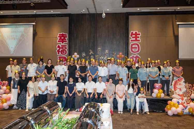 1758466215161154.jpg 灵山文旅集团工会温情举办八月集体生日会暨员工子女升学奖励.jpg